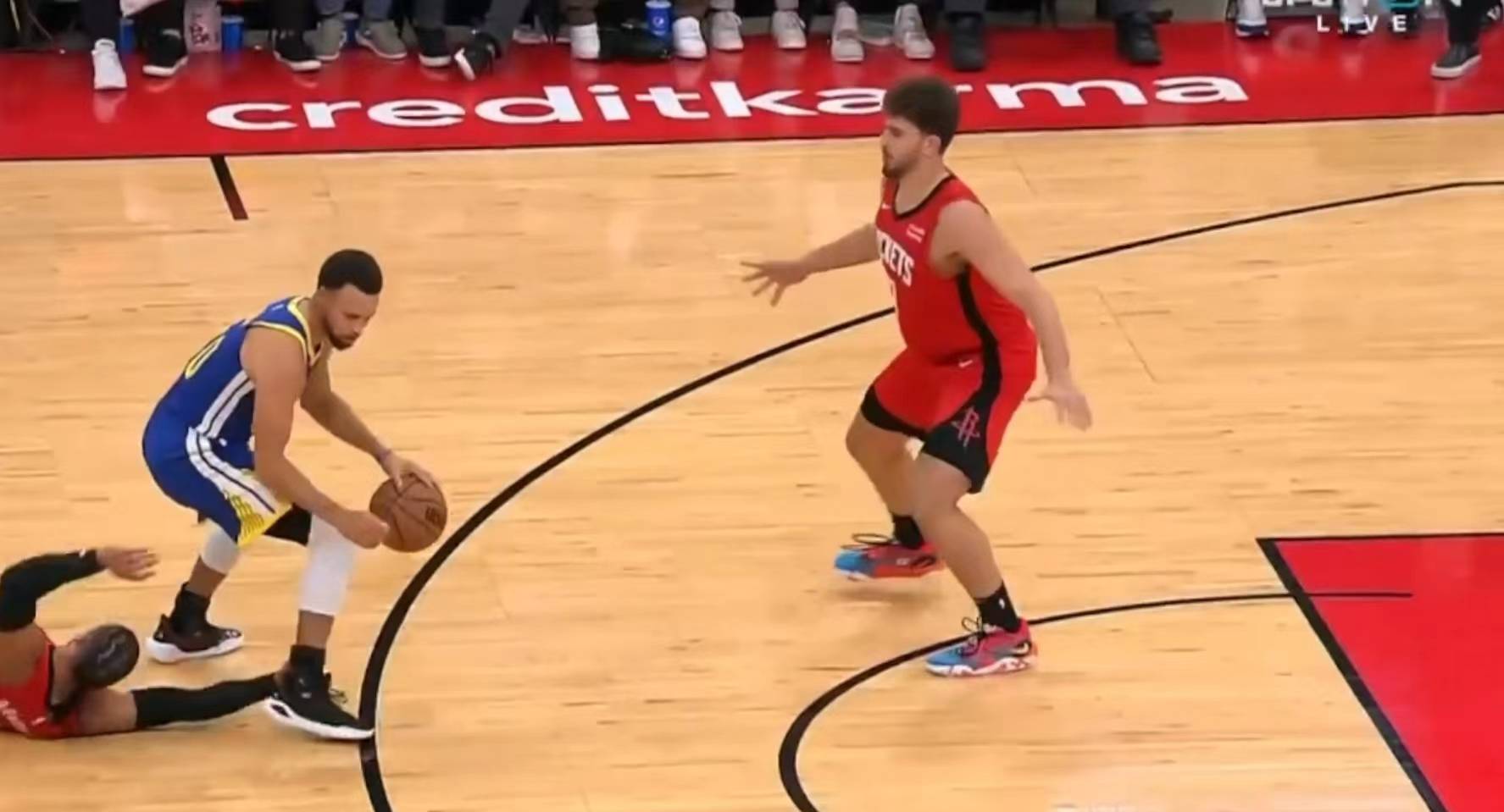 雷竞技 -关键时刻体能课后;休斯敦火箭防线松动备战欧联;引发热议;轮换策略成焦点