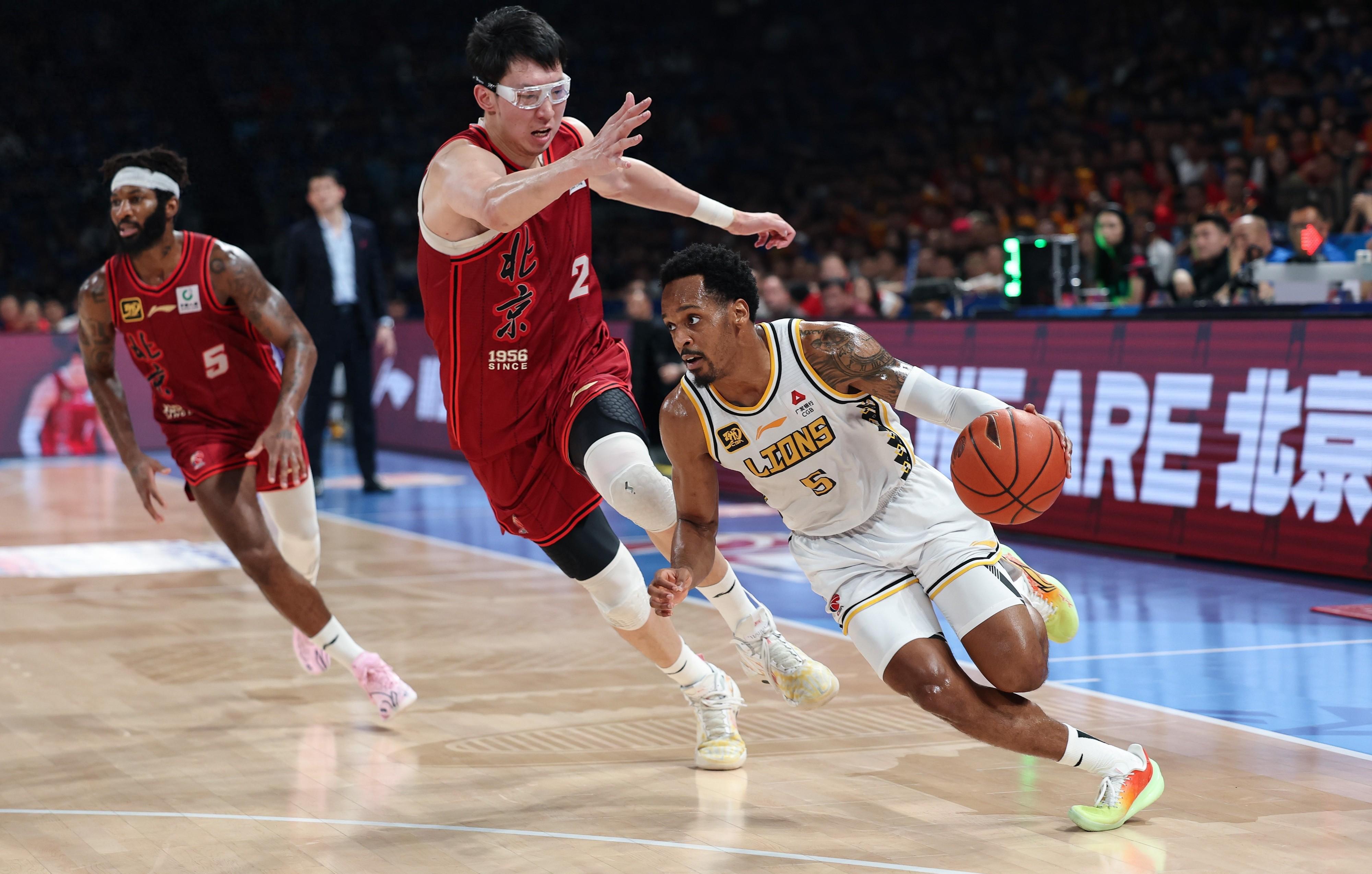 雷竞技登录 -浙江队训练开放日，关键时刻扳平良机引欢呼，英超在即，资深球员宣示担当 